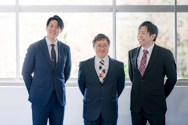 チームで協力して問題解決に取り組む日本のビジネスチーム