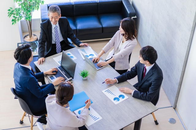 議論するビジネスパーソンたち