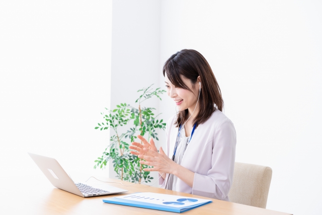 親身に話を聞く日本人カウンセラー