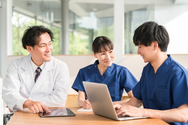 聴診器を首にかけた日本人医師が優しく微笑む様子