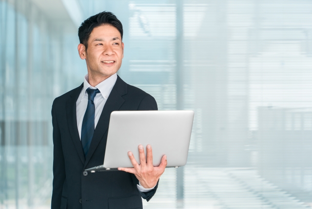 日本人ビジネスマンがPCで作業する様子