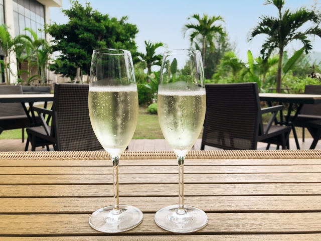 リゾート地に置かれたシャンパングラス